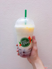 Pinacolada - Kết hợp giữa nước ép dứa chua chua với sữa cốt dừa thơm lừng. Bên dưới là thạch dâm bụt với topping là hoa quả ngâm thơm lừng 😍