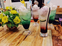 Lần đầu tiên đc ăn món kem lơ lửng... rất thú vị. Sự kết hợp giữa soda và kem thật hoàn hảo. Ngon tuyệt. Mà giá thì ok luôn. 25k/ly