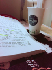 Đợt này mình uống trà sữa trân châu hoàng kim của quán. Nếu so sánh thì mình thích trà sữa trân châu hoa quả hơn vì topping ngon hơn. Tuy nhiên không sao vù những ngày ôn thi như này có cốc trà sữa là đã ổn rồi. 