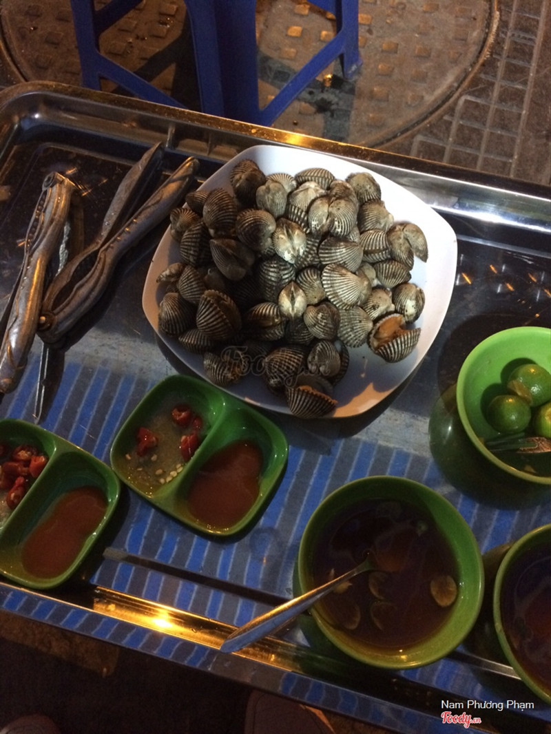 Các món khác như ốc hút, sò nướng đều 50k