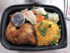 Cơm gà xối mỡ ngon nhức nhói nha mn  Mình mới vừa ăn thử lần đầu phải nói là quá tuyệt , khi ship tới gà vẫn nóng giòn thơm , ăn vô thì gà ướp vừa miệng kèm kim chi , tỏi ngâm gừng ngâm mà ít ai bán cho mấy này , ăn vậy vừa k bị ngán , trang trí hộp cũng đẹp mắt , đầy đủ khăn ướt , tâm xỉa răng , đũa muỗng...nói chung chu đáo lắm ạ ! Canh cũng ngon có gừng xắt nhuyễn ấm bụng !  Nhất định sẽ ủng hộ tiếp !!!