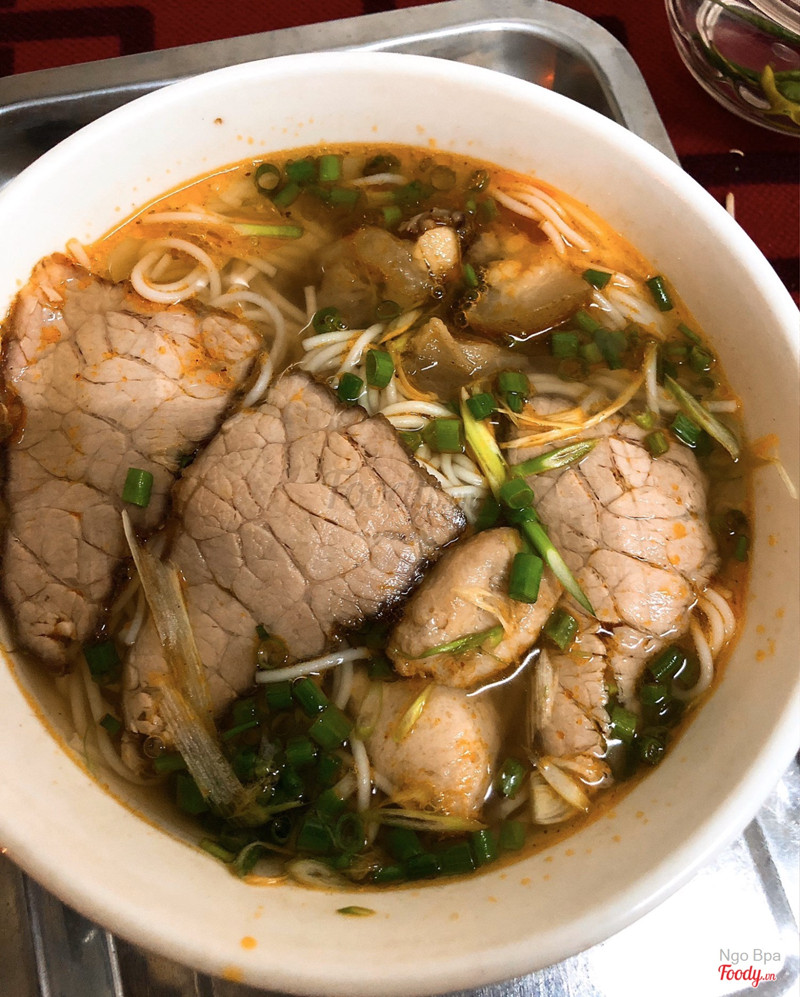 Bún bò đầy đủ nạm chả gân