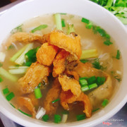 Bún Cá Lóc chiên giòn , rau cần và chả cá