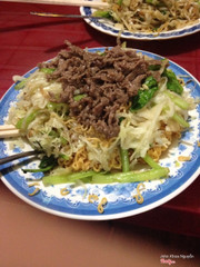 Mì xào bò ( dĩa này mình gọi 2 vắt mì)