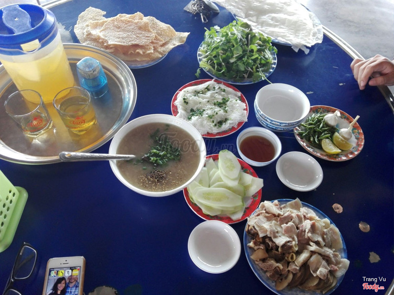 Bàn ăn sau khi bưng ra hai phần