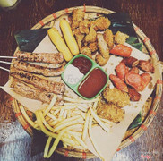 Mẹt nem 100 khá ngon, nhưng ăn k hết vì ngấy quá 