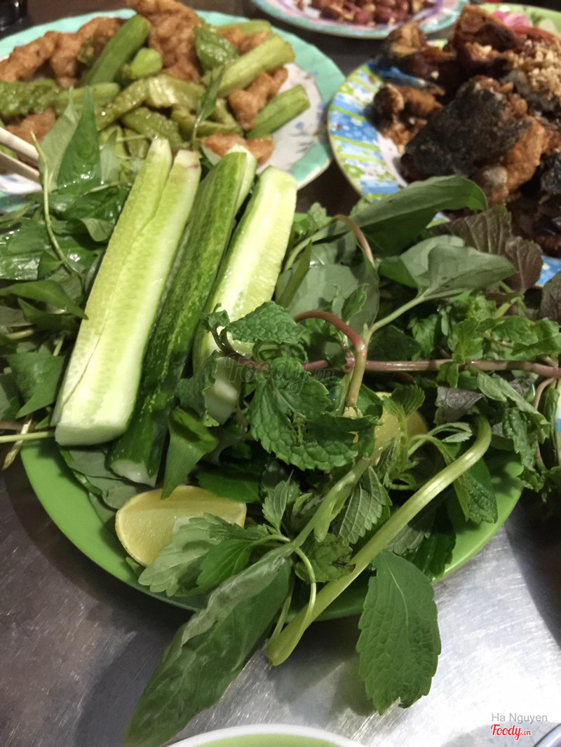 Dĩa rau đi kèm, to đùng 