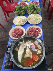 Lẩu riêu cua với u bò và gầu bò tươi