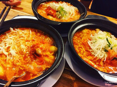 Mì xay ở đây cũng khá ngon, giá cả hợp lý, không gian cũng thoáng mà tối do khách đông hơi nóng tý do mì nóng bóc hơi lên, tuy vậy quán cũng có trag bị máy lạnh đầy đủ nha😝