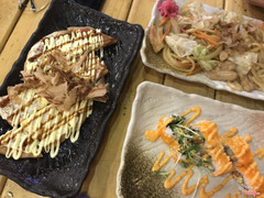 Bánh xèo Nhật bạch tuộc. Mì udon xào và sushi cuốn kiểu Cali