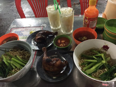 Mì gà quay ngon, giá hợp lý nhưng hơi đông nên thường ngồi chung bàn