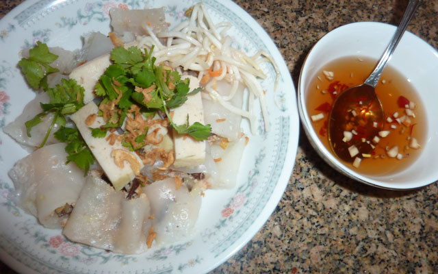 Bánh Cuốn Nóng - Trứng Vịt Lộn