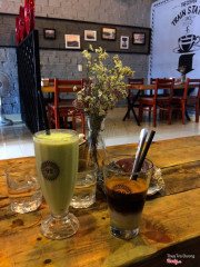 Rất thích vẻ bụi bụi của quán, cũng 92 nữa :) Lần tới về Việt Nam chắc sẽ ghé quán nhiều.