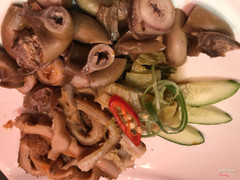 Lá sách và dồi trường phá lấu ăn kèm cải chua!