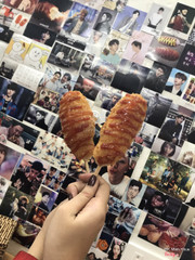 20k/cái, khá là rẻ, xúc xích không ngon bằng ở brohotdog. Quán bé và ít chỗ ngồi, anh chủ quán thân thiện