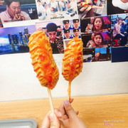 Hotdog khá to, đẫm sốt