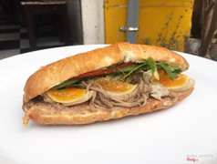 Bánh mì thịt thung trứng lòng đào