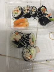 Trong những quán đã ăn chưa thấy kimbap chỗ nào dở như vậy. Cơm quáa “nhão”, cuộn nhân quá rời rạc. Nhìn quá nhạt nhẽo, ăn quá ngán