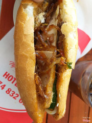 Bánh mỳ pate chả: 12k
Bánh mỳ thịt nướng: 15k