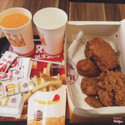 Chỗ này hết hơn 2l mà ăn cũng k khác lotteria kfc là mấy ( hay do mình k biết ) mà chỗ này cũng k no cơ. Gọi là ăn thử cho biết thôi