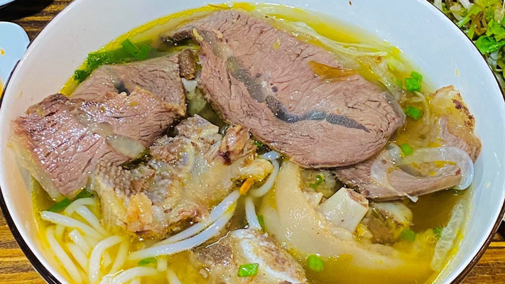 Bún Bò Huế Chú Thìn - Nguyễn Gia Trí