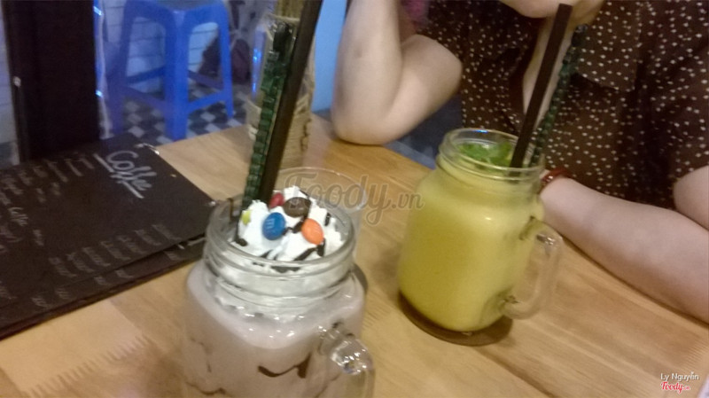 Chocolate bạc hà đá xay và Smoothies chanh dây và xoài