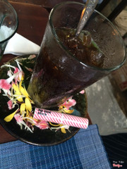 Cafe đen, đặt trên ly cũng toàn hoa