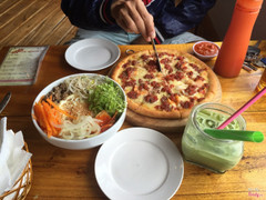 pizza + trà sữa vị trà xanh