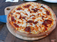 Pizza thịt heo cay