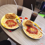 Rất thích ăn gà và mì ý ở jollibee. Gà mềm đậm vị vỏ ngoài giòn thêm tương ớt cay ngọt rất ngon. Không gian quá vừa đủ k quá rộng nhưng phục vụ rất nhanh và nhiệt tình. Sẽ còn quay lại đây ăn nhiều:))))