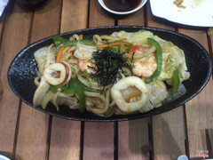 Seafood yaki udon