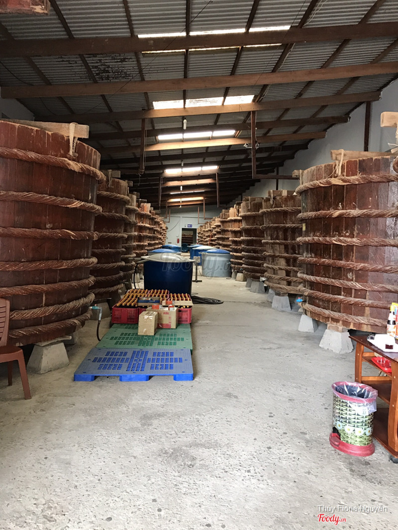 Vô là nồng lên một mùi nước mắm 