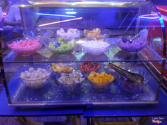 Con gom nhieu loai thuc uong Tra sua