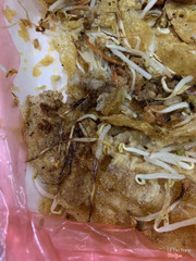 Bánh rán cháy, dầu lâu ngày nên bánh ăn như ăn sạn!