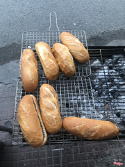 Bánh luôn được nướng bằng than vỏ giòn rụm