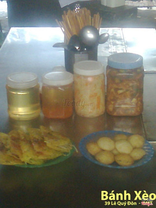 Bánh xèo và bánh khọt giòn ngon ăn kèm với đu đủ ngâm mắm chua chua ngọt ngọt rất tuyệt vời!