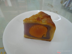 Bánh trung thu nhân khoai môn trứng muối