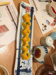 Sushi sò điệp, cũng ngon mà ko bằng cái cuộn bơ, mình chỉ ăn 1 cuộn thôi, 2 đứa kia ăn hết