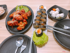 Gà sốt cay + kimbap