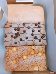 Bánh rất ngon.mềm mịn.ăn vào là tan liền ko như nhữg bánh bông lan khác.Mình mua loại 3 vị.Socola ăn rất ngon k có bị ngọt gắt.Phô mai đặc biệt có lớp ở giữa và bề mặt.So với những tiệm ở ngoài q1 giá như vậy rất hợp lý.Đặc biệt nhất là do chính tay ông chủ Đài Loan làm tại chỗ k như các tiệm bánh khác.Nhân viên phục vụ nhiệt tình.dễ thương