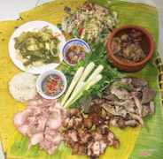 Xin chào mọi người ☺️ dò trên này mà k thấy địa điểm check in quán nhà chị gái mình. Nên mình chia sẻ  cho mọi người cùng thưởng thức. 1 mẹt heo như trên dành cho 1 nhóm 4 người / 300k . Về phần đồ ăn heo mọi nhà làm từ sớm , dưa chua là bác gái muối ngon lắm luôn 😋 thịt heo & lòng thơm ngậy kiểu bán ngày nào hết ngày ấy ý , ko giống để qua ngày ! Địa điểm quán thì mình chưa check kĩ cho mng , những bạn ở dĩ an thì tới năm lửa 6 chạy thẳng khoảng 500m bên tay trái là quán Heo Mẹt 68 . Mấy b ở xa xa thì các b đến ngã 4 550 hỏi đng chạy xuống năm lửa 6 cho dễ nha 😆 mai mình ghé qa chị định vị cho chuẩn đường . ♥️
