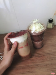 Fan cuồng gongcha là đây :)) Hqa mới uống xong nay ord tiếp. Vẫn là trà đen kem sữa. Mình thấy bạn nào sợ mập nên dùng trà đen này nhé, nước chủ yếu là trà nên k sợ mặp đâu hihi. Nay có ord thêm socola đá xay nữa, vị rất nồng sôcla luôn k giống những nơi khác chỉ có hương thui. Vote cho 2 ẻm👍🏻