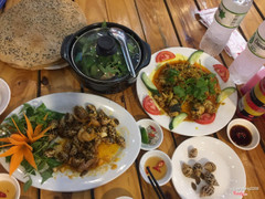 Thức ăn ngon, hải sản tươi sống. Nhân viên phục vụ nhiệt tình, chu đáo. Đáng đc vote 5 *. Lần sau đến QN, chắc chắn sẽ ghé lại 😊