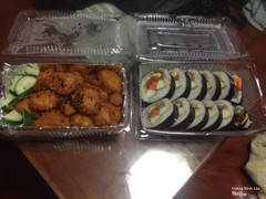 Gà sốt chua ngọt và kimpap bò