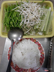 Nhìn vậy thôi chứ đầy đủ lắm có rau muốn giá sống đậu bắp bạc hà ... còn cái cọng gióng lục bình tên gì tui không nhớ