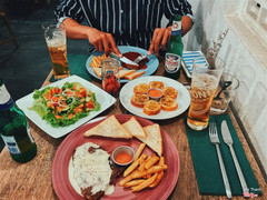 Beaf steak + bánh mì bơ tỏi + salad