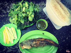 Trên cả tuyệt vời, cá giòn ngon, bánh tráng mè dai ngon, nuớc chấm lạ miệng, nhưng ruồi nhiều quá, vừa cuốn bánh tráng vừa đuổi ruồi cũng hơi bực 😂