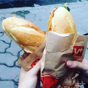 Bánh mì V+    Bánh mì rất ngon nhất là bánh mì nướng mật ong mà giá lại phù hợp có chỗ ngồi trước quán nhưng hơi bé ^^ 