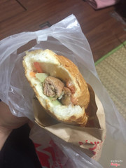 Bánh mì thịt gà sốt