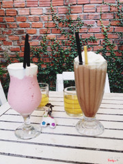 smoothie dâu + socola đá xay